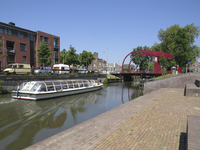 906342 Afbeelding van een rondvaartboot op de Vecht ter hoogte van de Vinkenkade te Utrecht, met rechts op de ...